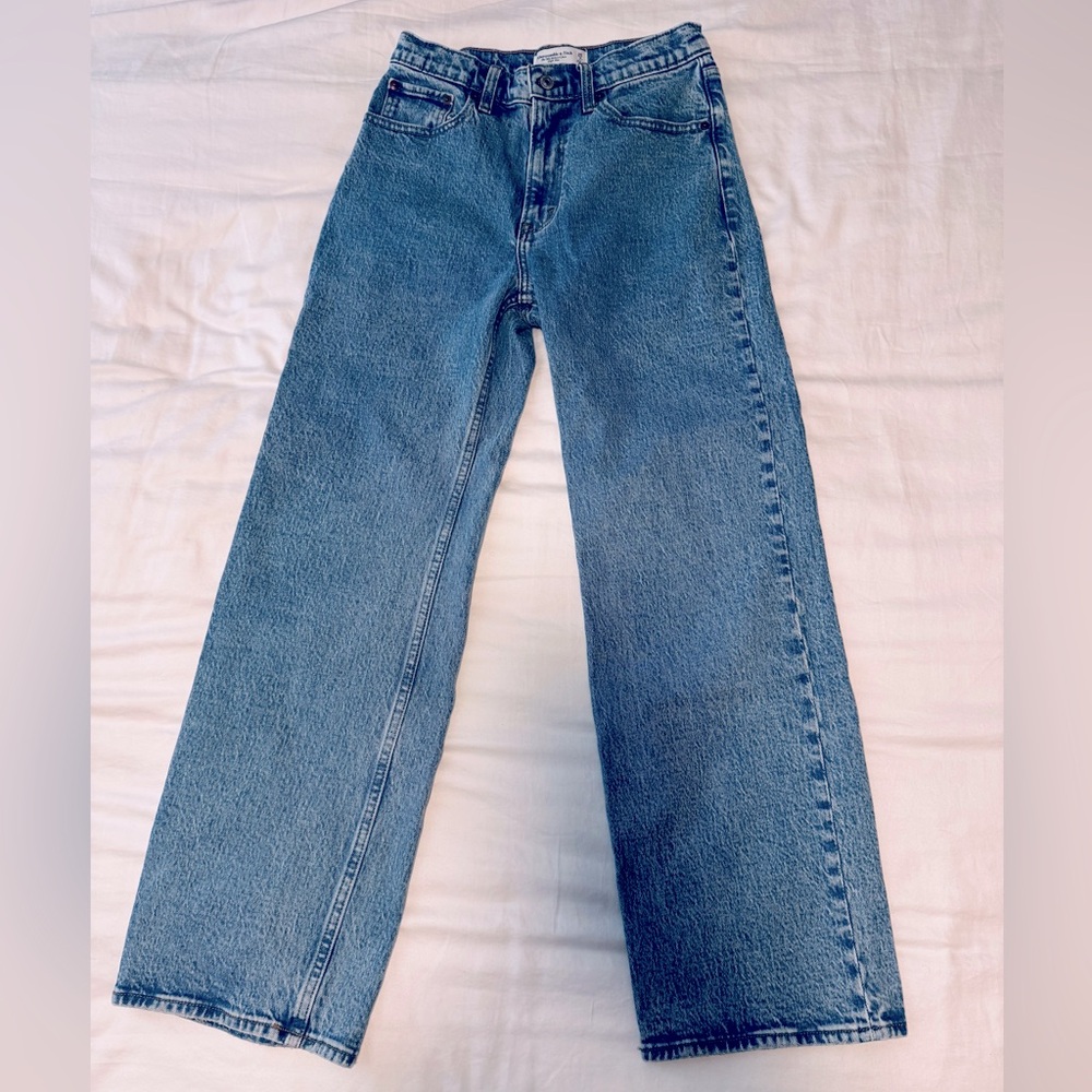 A&F High Rise 90s Relaxed Jeans - Medium Marble 26 short